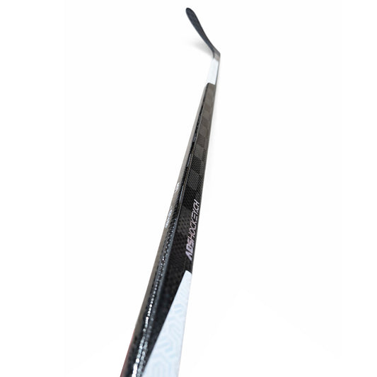 ABSH NSC Eishockeyschläger aus Carbon mit Low Kick und Performance Taper – Detailaufnahme des Schafts aus Spielerperspektive