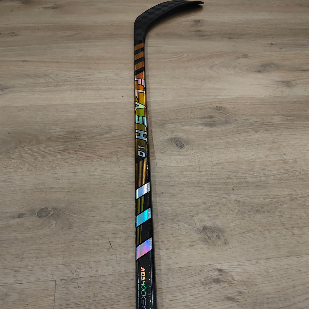 Flash 1.0 Eishockeyschläger auf Holzboden – flach liegend entlang der Achse, Tiefe & Struktur, Junior Hockey Stick