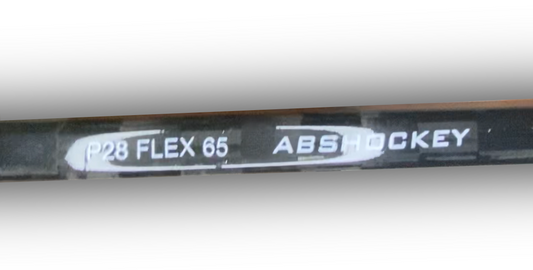 Welcher Hockeyschläger ist für mich geeignet? Ein Bild von einem Schwarzen Eishockeystock angeschrieben mit: P28 Flex 65 ABSHOCKEY