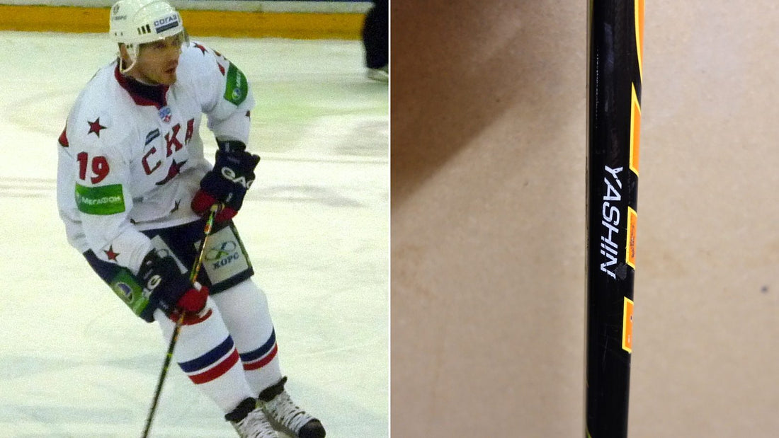 Alexei Yashin im SKA-Trikot neben seinem Warrior Dolomite Game-Stick
