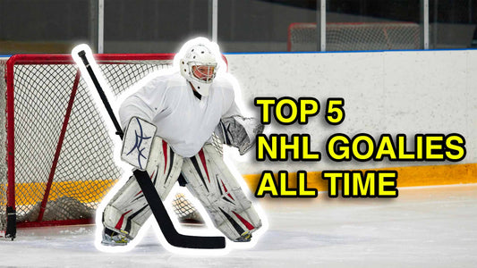 Text im Bild: TOP 5 NHL Goalies All Time, ein weiss eingekleideter Eishockeygoalie mit einem schwarzen Eishockeygoalie-Stock in der Ausgangsposition, hinter ihm steht ein rotes Eishockeytor und weisse Banden