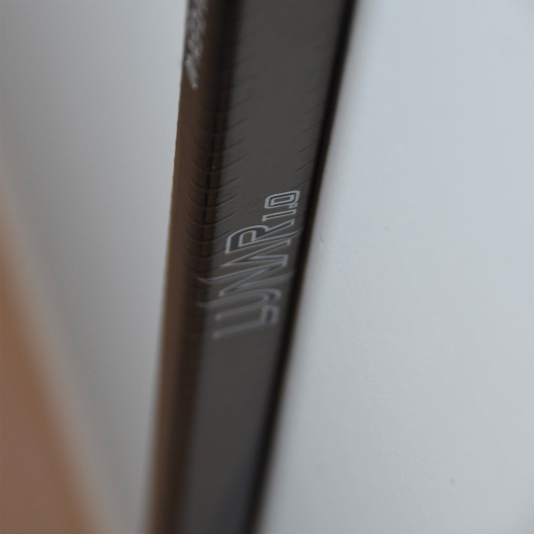 Eishockeyschläger mit 3D-Grip auf dem Schaft von der Seite fotografiert