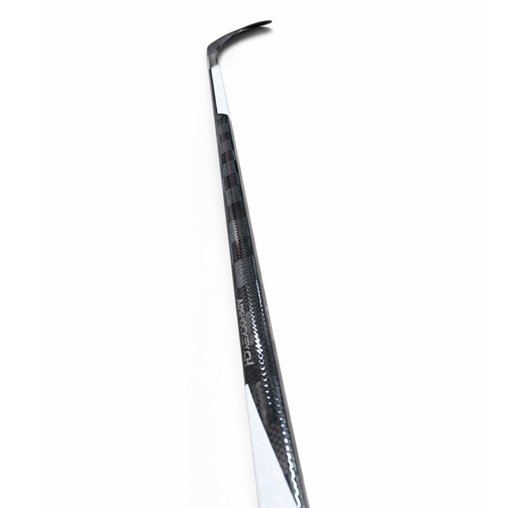 Detailaufnahme des ABSH NSC Eishockeyschlägers mit Carbon Schaftstruktur und Dual D Shaft Geometry aus Spielerperspektive