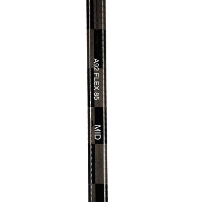 Detailbild des ABSHockey Blackstick mit Beschriftung A92, Flex 85 und Mid Kickpoint auf dem Schaft.