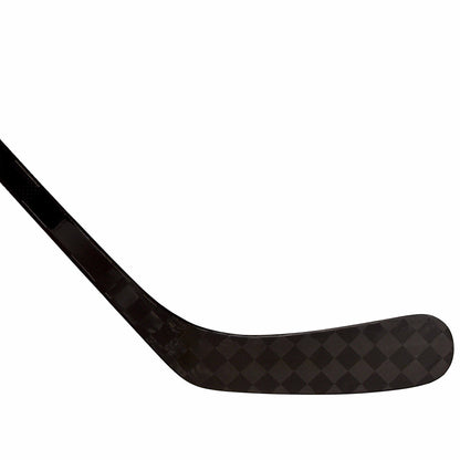 Detailaufnahme von Taper und Kelle des ABSHockey Blackstick mit dezentem schwarzem Checkered-Muster.