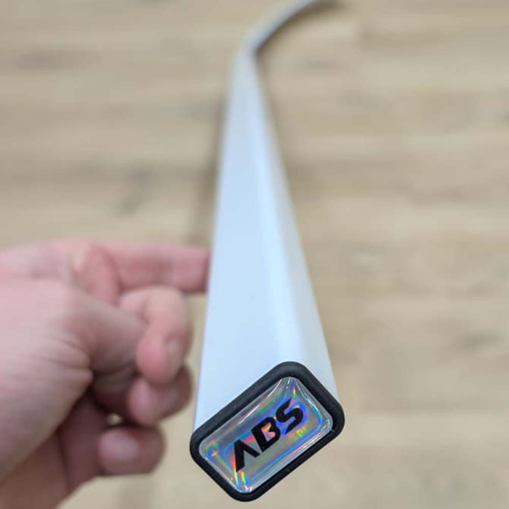 Detailaufnahme der Endkappe des ABSHockey Whiteout Eishockeyschlägers mit ABShockey Logo