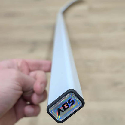 Detailaufnahme der Endkappe des ABSHockey Whiteout Eishockeyschlägers mit ABShockey Logo