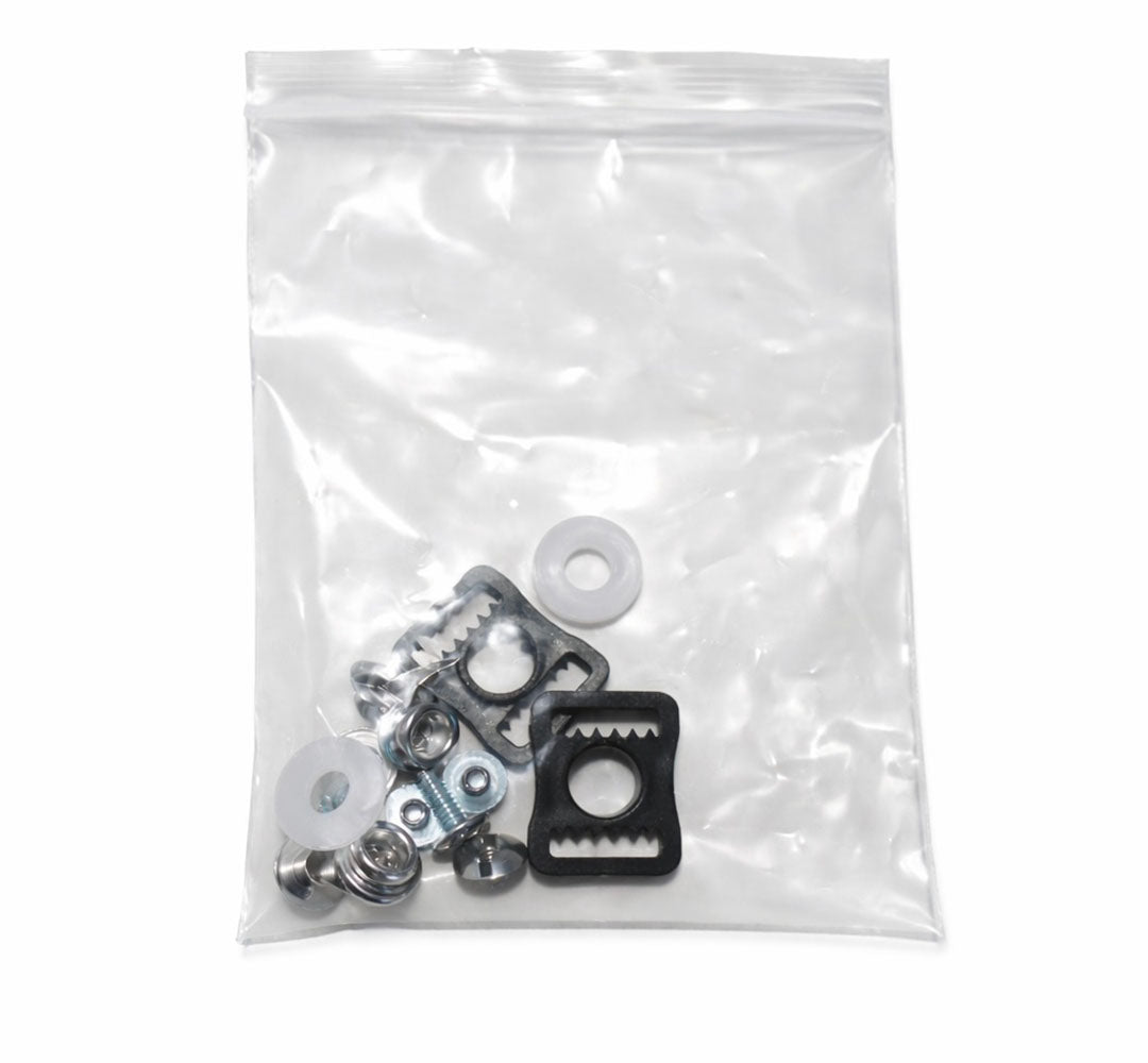 Helm Ersatzteilset mit Schrauben, Unterlegscheiben und Halterungen in transparenter Plastikverpackung