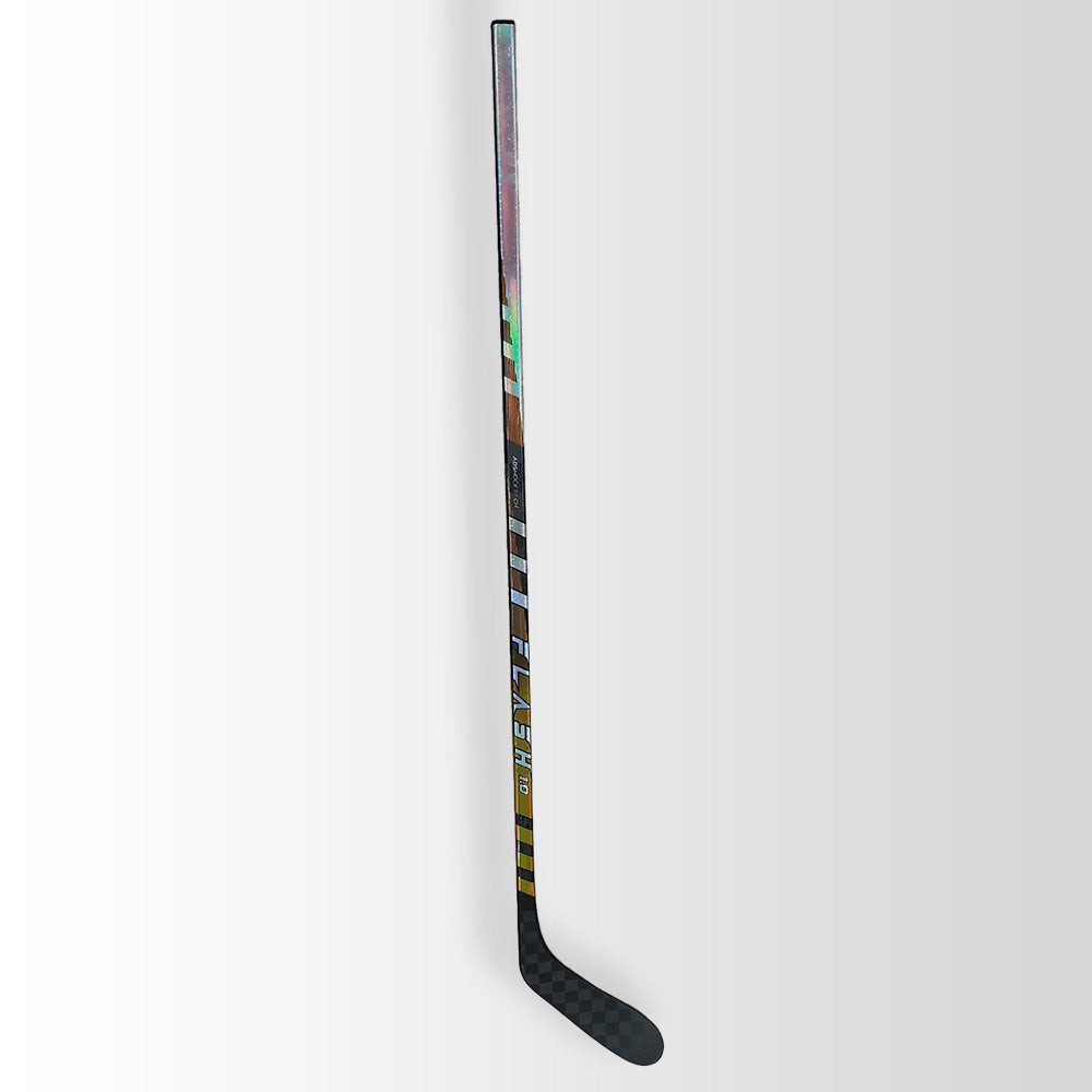 Flash 1.0 komplett – senkrechter Eishockeyschläger mit schwarzem Hintergrund, moderner Junior Stick aus Carbon