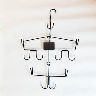 ABSHockey Equipment Hanger aus schwarzem Stahl mit kompletter Eishockeyausrüstung aufgehängt