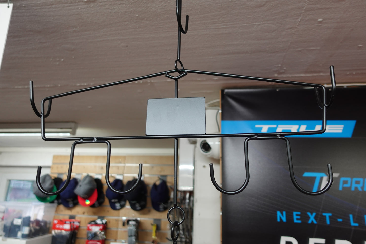ABSHockey Equipment Hanger – der stabile Kleiderbügel für deine komplette Eishockeyausrüstung