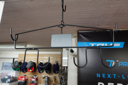 ABSHockey Equipment Hanger – der stabile Kleiderbügel für deine komplette Eishockeyausrüstung