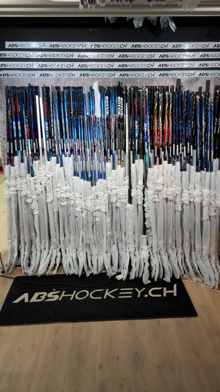 SOYUZ Eishockeyschläger: MASTER FRST · ARCANE · RAPID · AURORA · HIT GRIT · LORD – Sechs Kundenbestellungen, Lagernachschub und zwei Sticks für Skills Coach Toni Szabo