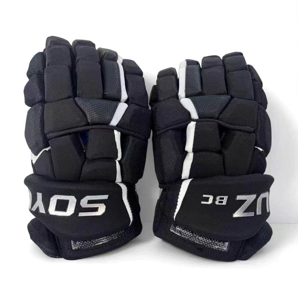 SOYUZ HIT GRIT ice hockey gloves in black – back of hand with SOYUZ cuff logo