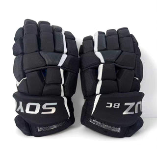 SOYUZ HIT GRIT ice hockey gloves in black – back of hand with SOYUZ cuff logo
