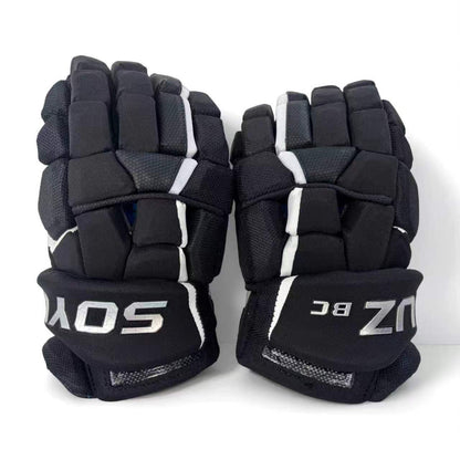 SOYUZ HIT GRIT ice hockey gloves in black – back of hand with SOYUZ cuff logo
