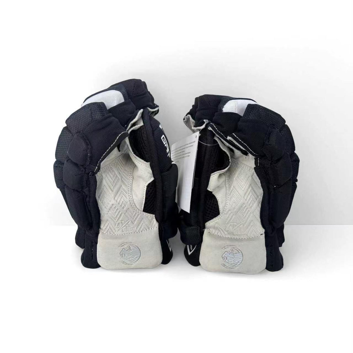 SOYUZ HIT GRIT ice hockey gloves in black – palm view