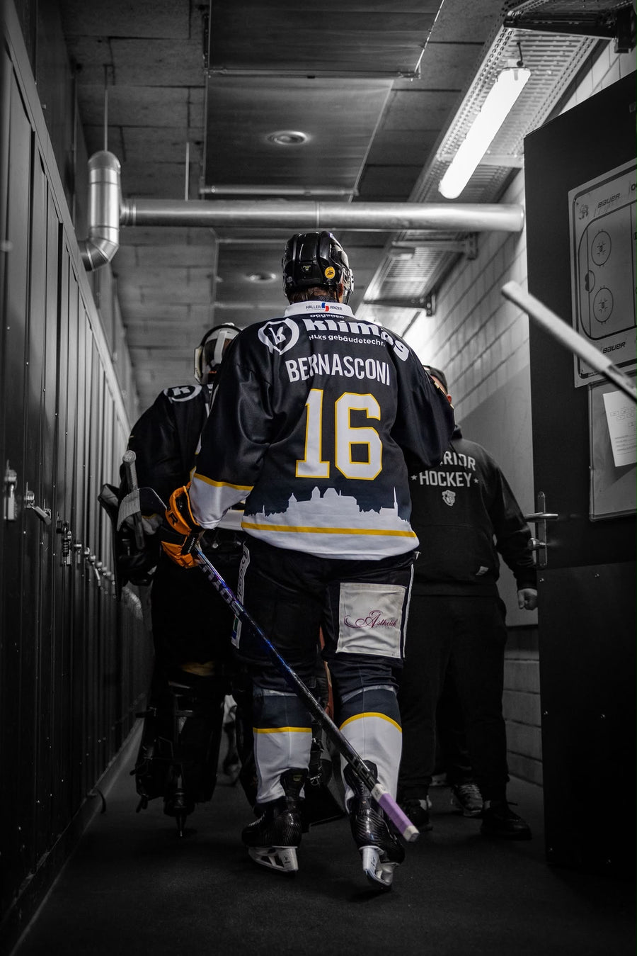 Eishockeyspieler auf dem Weg aus der Kabine aufs Eis mit SOYUZ Stick
