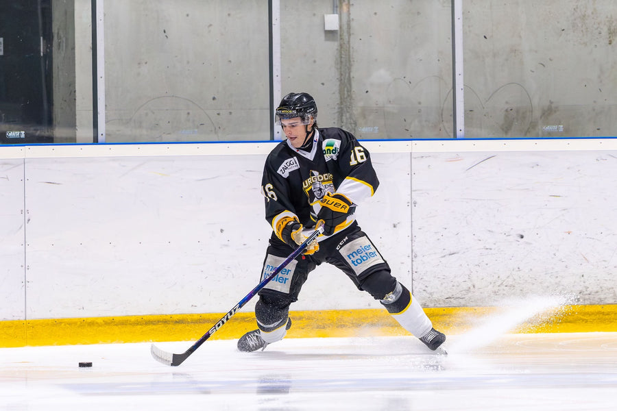 Schweizer Eishockeyspieler im Spiel mit dem SOYUZ HIT GRIT