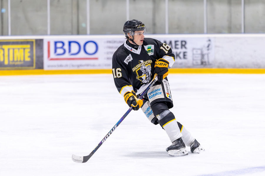 Schweizer Eishockeyspieler im Spiel mit dem SOYUZ HIT GRIT