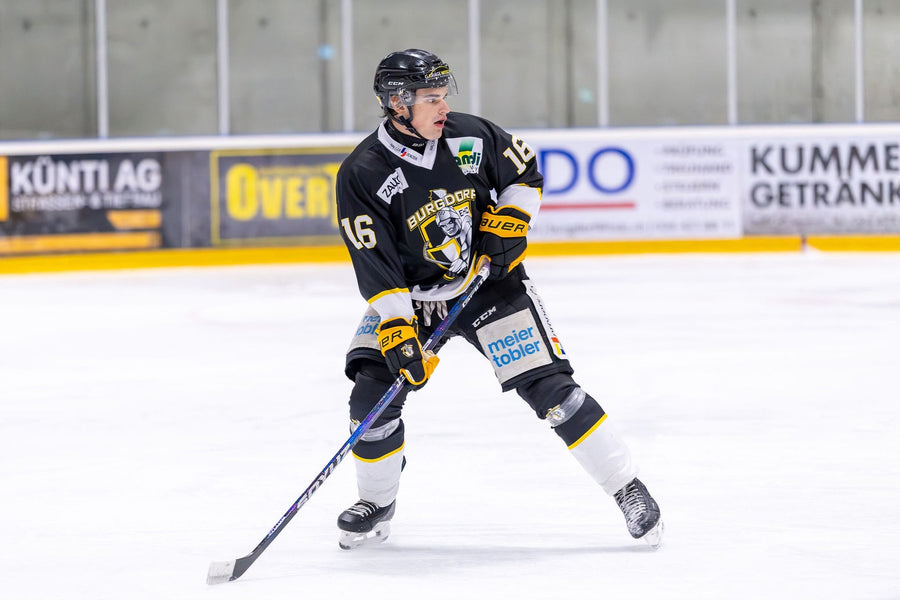 Schweizer Eishockeyspieler im Spiel mit dem SOYUZ HIT GRIT